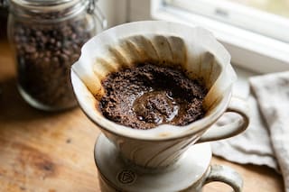Para qué sirve mezclar café usado y bicarbonato de sodio