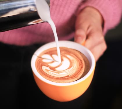 No todas las personas reaccionan igual a la cafeína. Mientras algunos pueden consumir café durante la noche sin alterar su sueño, otras personas desarrollan síntomas con cantidades mucho menores debido a diferencias en el metabolismo y la sensibilidad del organismo
