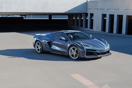 No todo es SUV: también entrenan con deportivos como el Corvette