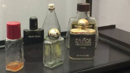 No todos los objetos son testimonio de desamor. En este caso, una mujer donó los frascos de colonia de su esposo, que murió a causa de un cáncer