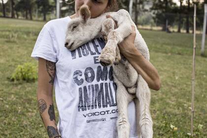 No usan cuero, lana ni seda (los gusanos se hierven vivos), ni contribuyen a la explotación del hombre por el hombre.