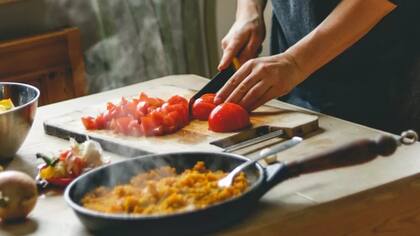 No usar los mismos utensilios para manipular alimentos crudos y cocidos es una de las tácticas para evitar la contaminación cruzada