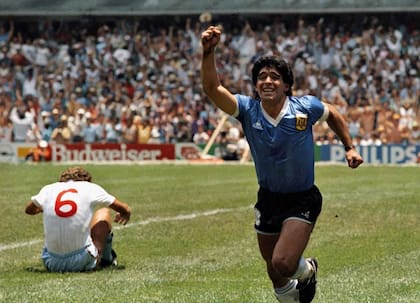 Maradona celebra su obra cumbre: su segundo gol a Inglaterra en el Mundial 86. Lo sufre Terry Butcher