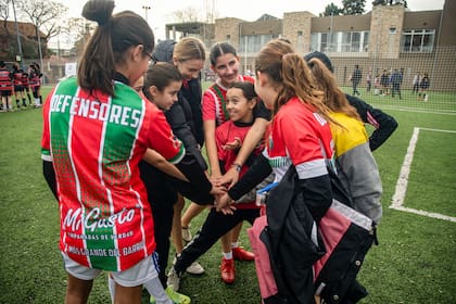 Las chicas del Club Defensores de Olivos, antes de salir a jugar