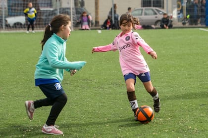 Olivia González (Club 25 de Mayo) y Juana Franco Propato (Nano FC) tienen 8 años y dejan todo en la cancha