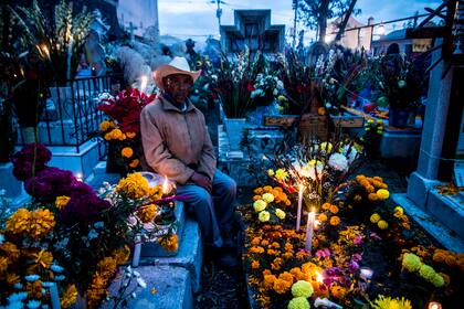 El Día de Muertos es una expresión de respeto hacia los antepasados y una manera de mantener viva la memoria de aquellos que ya no están (Archivo)