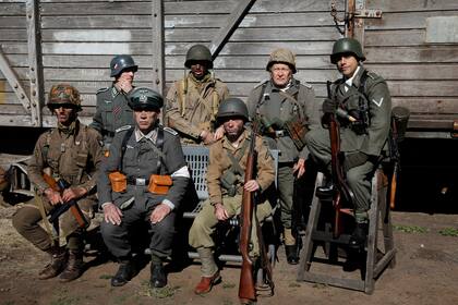 La asociación de recreadores históricos es una agrupación sin fines de lucro conformada por gente común y corriente, motivada únicamente por el interés histórico de todos sus miembros, la mayoría coleccionistas, que les gusta la historia como un hobby y pasa tiempo. Por eso recrean hechos y momentos históricos, principalmente de la Segunda Guerra Mundial, como una nueva forma de brindar historia a la gente, dando a conocer y difundir los hechos acontecidos con el máximo de los respetos y cuidados.