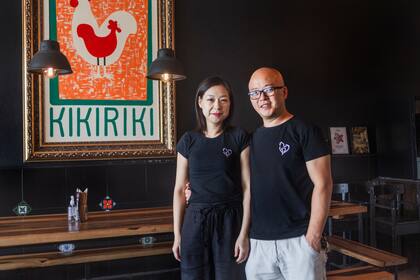 “No vendemos comida, vendemos experiencia; comer en Kikiriki tiene que ser divertido”, dice Pedro Rim, junto a Claudia Kang