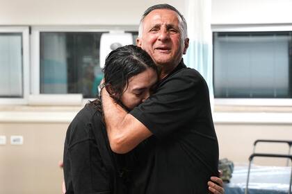 Noa Argamani, abrazada por un familiar en el hospital Sheba Tel-HaShomer, en Ramat Gan. (Handout / Israeli Army / AFP) 