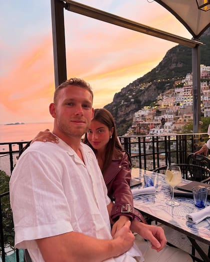 Noa Kirel junto a su novio, el futbolista israelí Daniel Peretz, arquero del Bayern Múnich