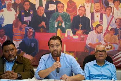Noah Bullock (centro), director de la organización de derechos humanos Cristosal, durante una conferencia de prensa en la Ciudad de Guatemala, el jueves 17 de julio de 2025
