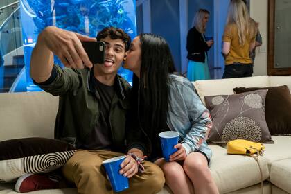 Noah Centineo y Lara Condor, protagonistas de la película original de Netflix