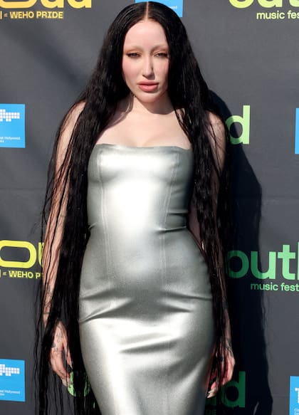 Noah Cyrus eligió un vestido plateado al cuerpo para su actuación en el Outloud Music Festival en el West Hollywood Pride 2024. La cantante dejó de lado la disputa familiar que la tiene como protagonista y disfrutó de su paso por el escenario