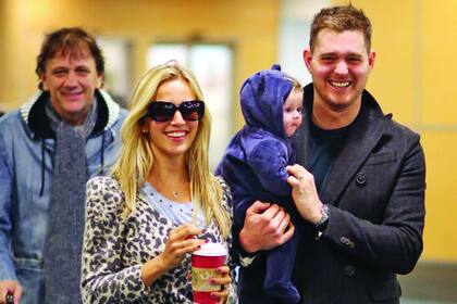 Noah, de perfil, y su padre Michael Bublé, ¡son iguales!