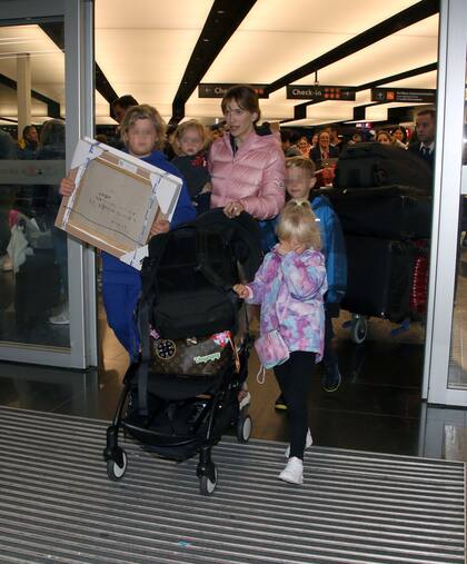 Noah, Elías, Vida y Cielo todos cerquita de su madre, Luisana Lopilato, al salir del aeropuerto