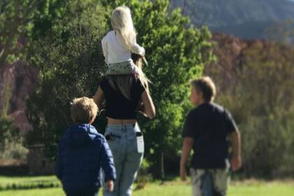 Noah, Elias y Vida junto a Luisana (Foto Instagram @luisanalopilato)