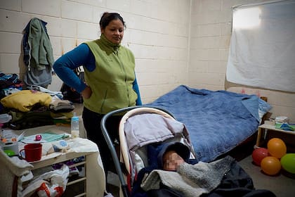 Noah en el cochecito junto a su mamá