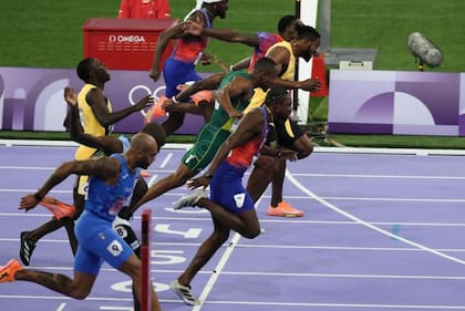 De acuerdo al reglamento, es el torso el que define el ganador en una carrera atlética.