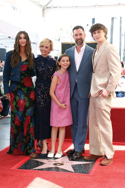 Noah
posa con su mujer
Sara Wells y sus
hijos, Auden, la
pequeña Frances
y Owen