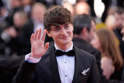 Noah Schnapp, el actor de Stranger Things, hizo su debut en el festival de Cannes invitado por la marca de joyas francesa Chaumet. Lució uno de sus broches en la solapa del smoking de Karl Lagerfeld para la premiere mundial del film El ser querido