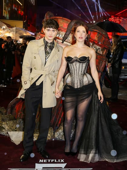 Noah Schnapp y Millie Bobby Brown en la presentación de la quinta temporada de Stranger Things en Londres