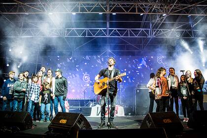 Noble canta "Oxidado" con su hijo y los hijos de sus compañeros