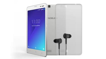 Noblex Go Action con pantalla de 5,5 pulgadas y los accesorios incluidos: auriculares, vidrio templado, protector y funda de silicona