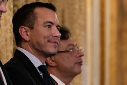 Noboa y Petro asisten a una ceremonia de condecoración para el presidente brasileño Luiz Inácio Lula da Silva en el palacio presidencial en la Ciudad de Panamá, el 28 de enero de 2026