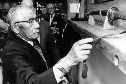 Nobuo Fujita en una de sus últimas visitas a Brookings, observando la katana que él mismo había donado en 1962