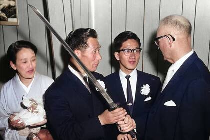 Nobuo Fujita visitó Brookings, Oregon, en 1962 y llevó como obsequio de paz y amistad una katana -sable samurai- que estaba en su familia desde hacía 400 años