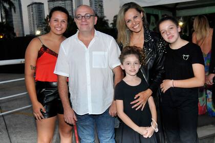Campi, su mujer Denis Dumas, y sus hijos
