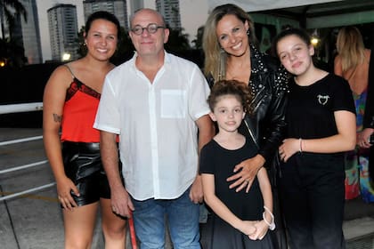 Campi, su mujer Denis Dumas, y sus hijos