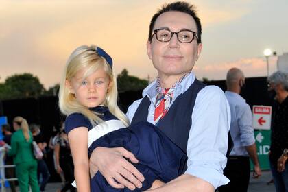 Marcelo Polino, con su ahijada Matilda Salazar en brazos