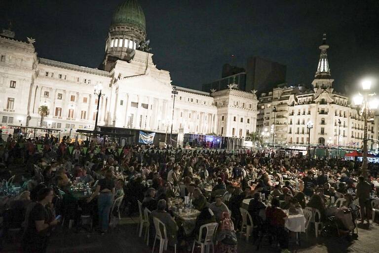 Más de 4000 personas participaron de una cena solidaria de Navidad frente al Congreso