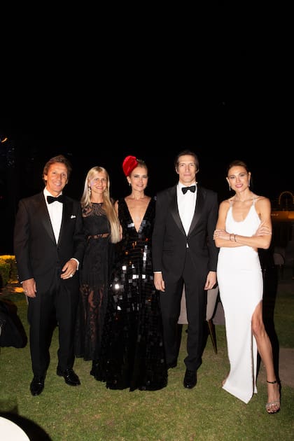 Noche de amigos. Alejandro Gravier, Luz Barrantes, Valeria Mazza, Iván de Pineda (el maestro de ceremonias) y Carla Pereyra compartieron una charla distendida.