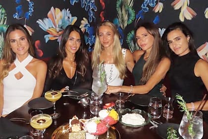 Noche de chicas en el restaurante Papi Steak con Elena Galera, Anto, Andrea Rajacic, Victoria Beckham e Isabela Grutman.