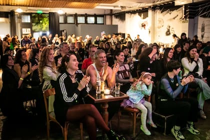 Noche de karaoke en El Galpón de Guevara convertido en un paraíso sonoro en el que conviven todas las melodías imaginables