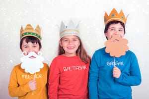 Los Reyes Magos cumplen con la tradición y traen libros para pequeños lectores