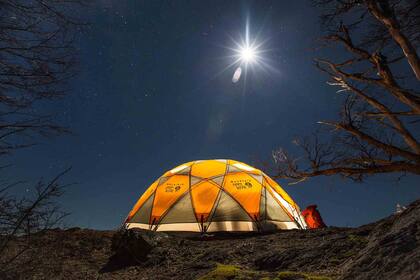 Noche estrellada de acampe durante la travesía de Colonia Suiza al lago Mascardi.