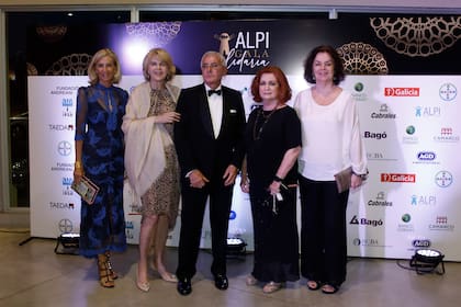 Noche solidaria en La Boca. Erica Roberts, Magdalena Cordero, Esteban Tedesco, Teresa González Fernández y Amelita Silveyra Reyes.