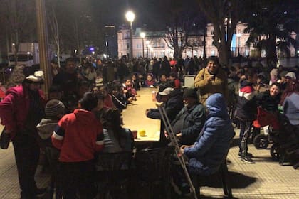 Noche solidaria en Plaza de Mayo para ayudar a las familias en situación de calle