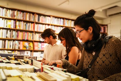Noches de Verano en Villa Crespo: cuándo y dónde es la ruta de librerías con cruces sonoros y show de Kevin Johansen con Liniers