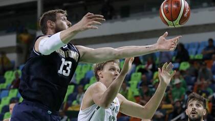 Nocioni lucha con Kuzminskas, una de las figuras del elenco lituano