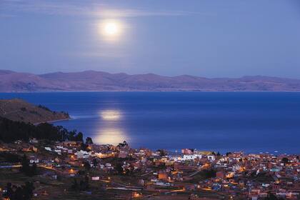 Nocturna. Vista de la ciudad de Copacabana, a cuyos pies se extiende el Titicaca