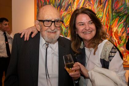 Noé con Mariana Povarché, directora de la galería Rubbers, donde exhibe su obra todos los años