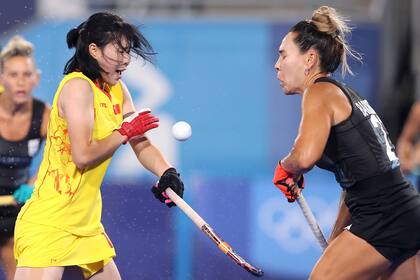 Noel Barrionuevo y Zixia Ou en acción, durante el partido entre Las Leonas y China