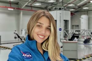 Noel de Castro de visita por las instalaciones de la NASA en Florida