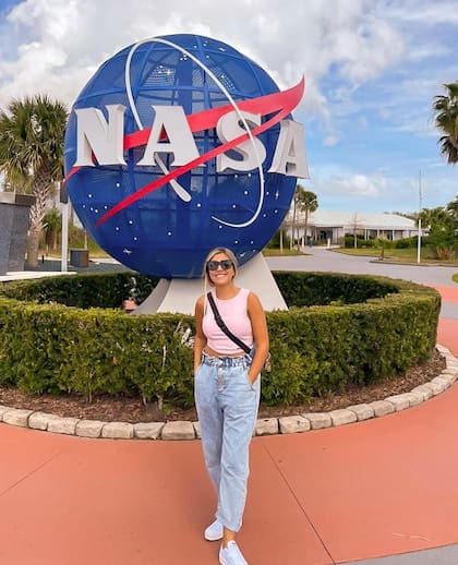 Noel de Castro, en una visita por el museo del Centro Espacial Kennedy de la NASA en febrero de 2021