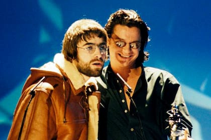 Noel Gallagher de Oasis y Michael Hutchence en los Brit Awards de 1996