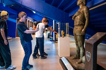 Noel Gallagher sacándole una foto a la estatua de Diego Maradona